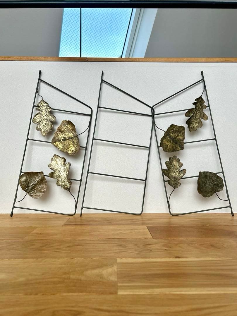 独60年代　ヴィンテージ・アイアンシェルフ　真鍮の葉っぱモチーフとチーク材の棚板