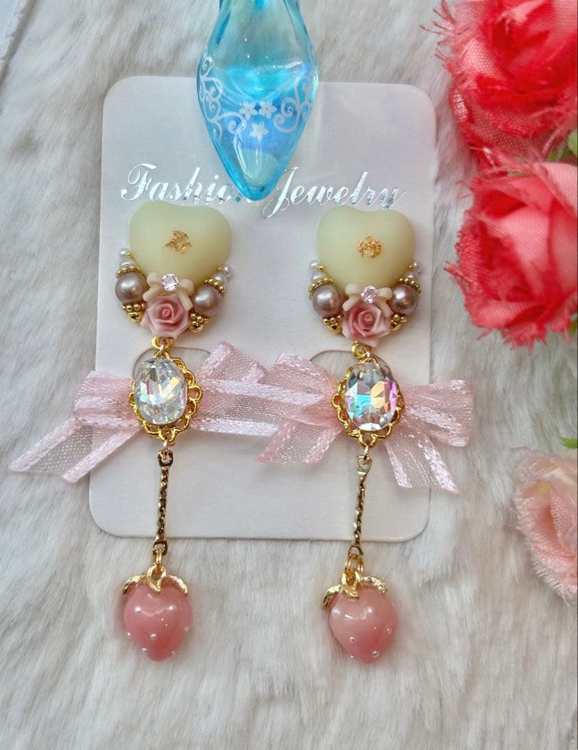 ちまっと苺とハートのホワイトチョコビジュー　ピアス/イヤリング✩.*˚