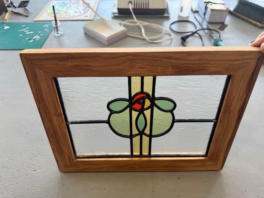 ステンドグラス ビクトリアン調花デザイン 栗木枠　アンティーク　プレゼント