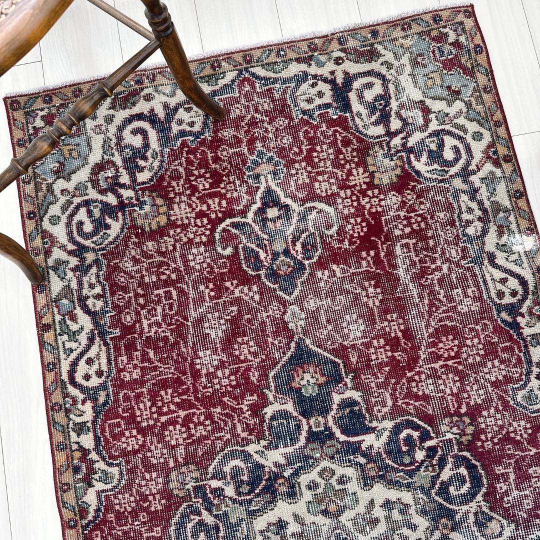 トルコ ヴィンテージラグ A132 レア レッド ネイビー ペールブルー