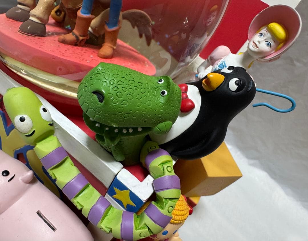 トイストーリー アンディのおもちゃ箱 ライトアップ オルゴール付 スノーグローブ