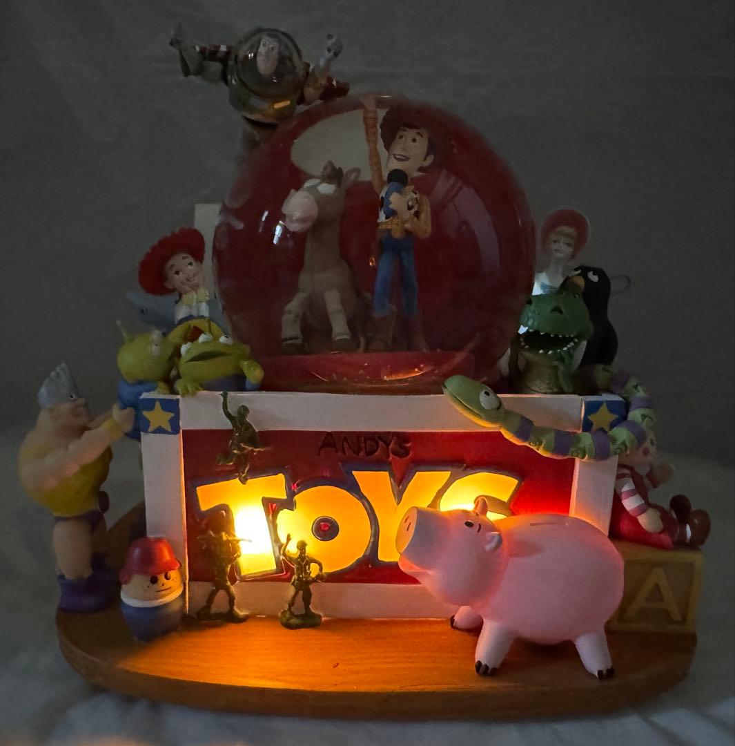 トイストーリー アンディのおもちゃ箱 ライトアップ オルゴール付 スノーグローブ