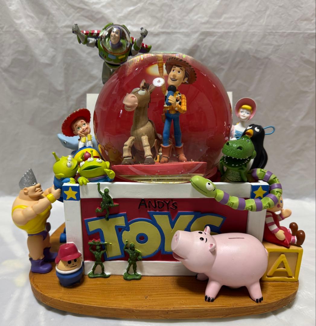 トイストーリー アンディのおもちゃ箱 ライトアップ オルゴール付 スノーグローブ