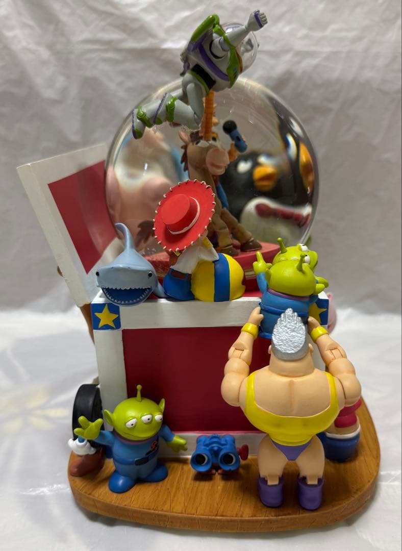 トイストーリー アンディのおもちゃ箱 ライトアップ オルゴール付 スノーグローブ