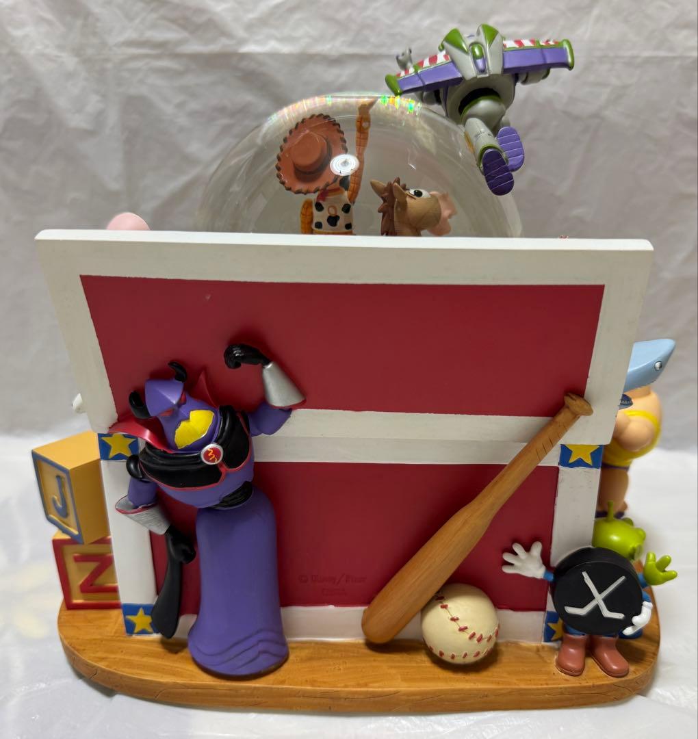 トイストーリー アンディのおもちゃ箱 ライトアップ オルゴール付 スノーグローブ