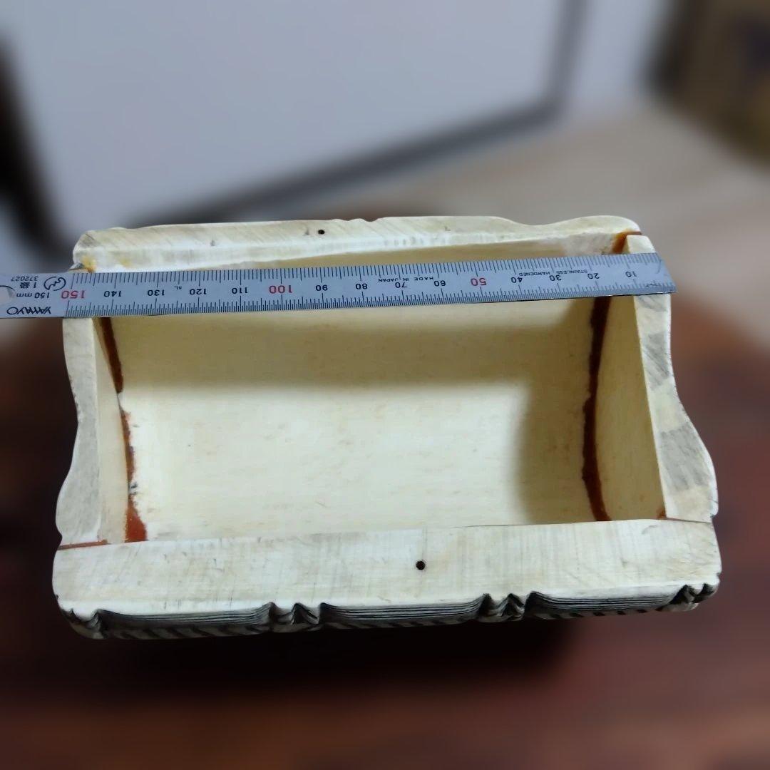 縁起良い置物　宝尽し図　書道などの腕枕？　天然素材(牙角骨？)　座布団付き