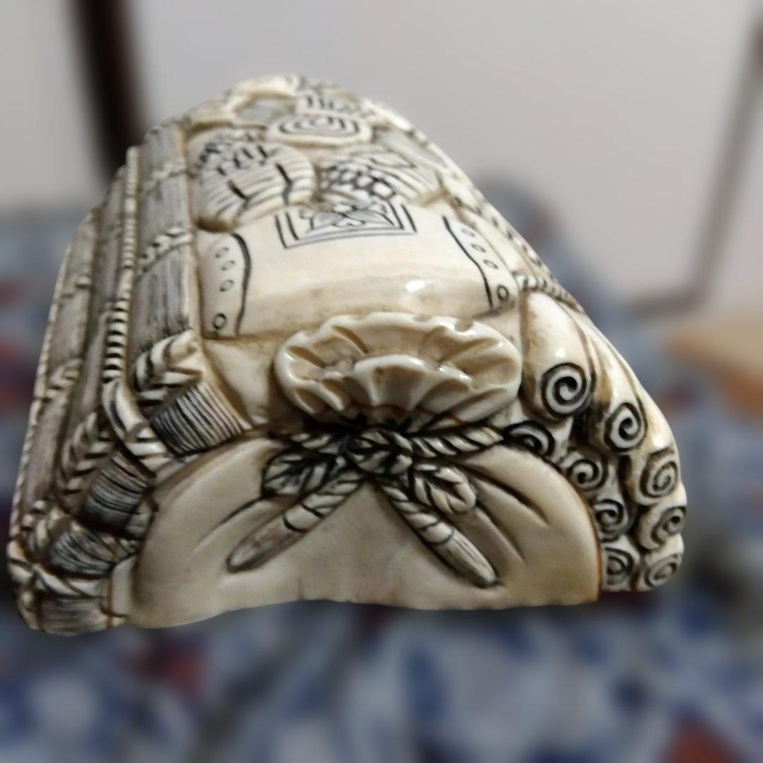 縁起良い置物　宝尽し図　書道などの腕枕？　天然素材(牙角骨？)　座布団付き