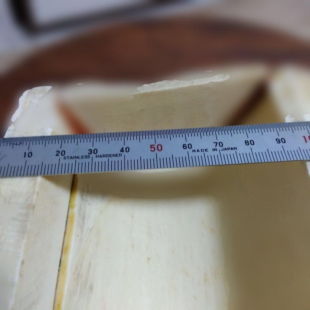 縁起良い置物　宝尽し図　書道などの腕枕？　天然素材(牙角骨？)　座布団付き