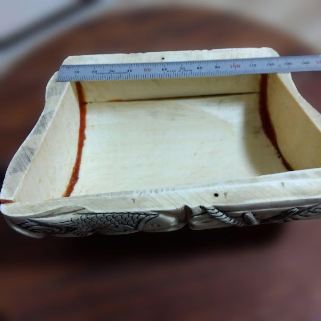 縁起良い置物　宝尽し図　書道などの腕枕？　天然素材(牙角骨？)　座布団付き