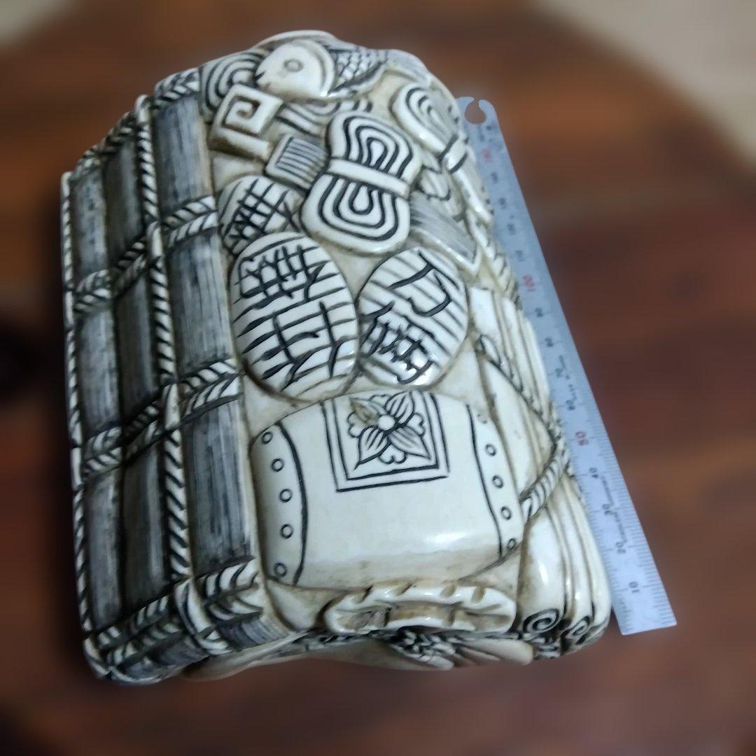 縁起良い置物　宝尽し図　書道などの腕枕？　天然素材(牙角骨？)　座布団付き