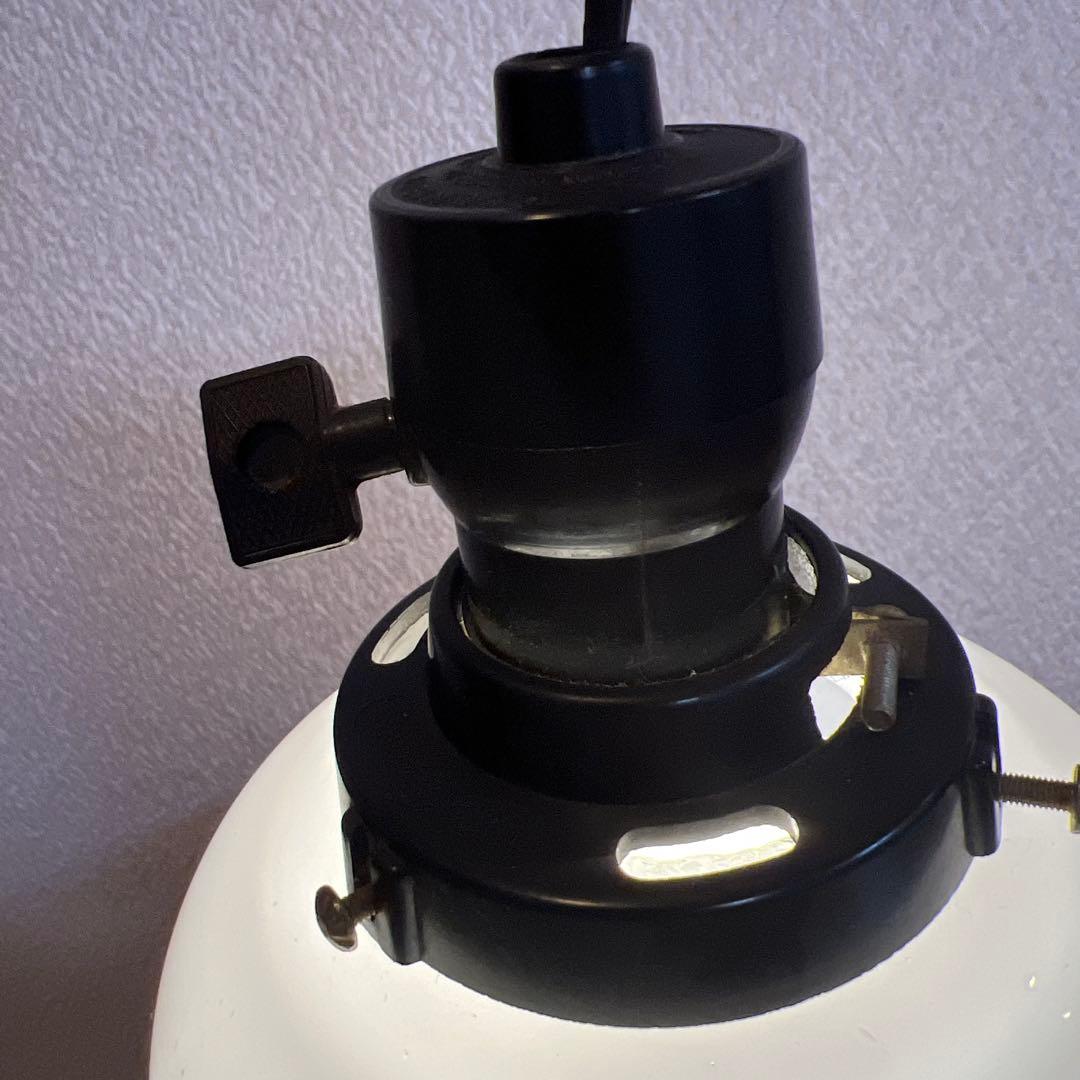 ヴィンテージ　フリルエッジ ホワイトガラス ペンダントライト