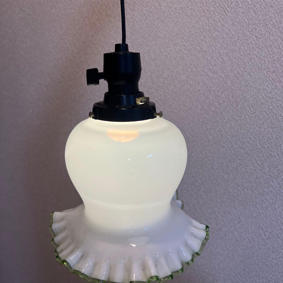 ヴィンテージ　フリルエッジ ホワイトガラス ペンダントライト