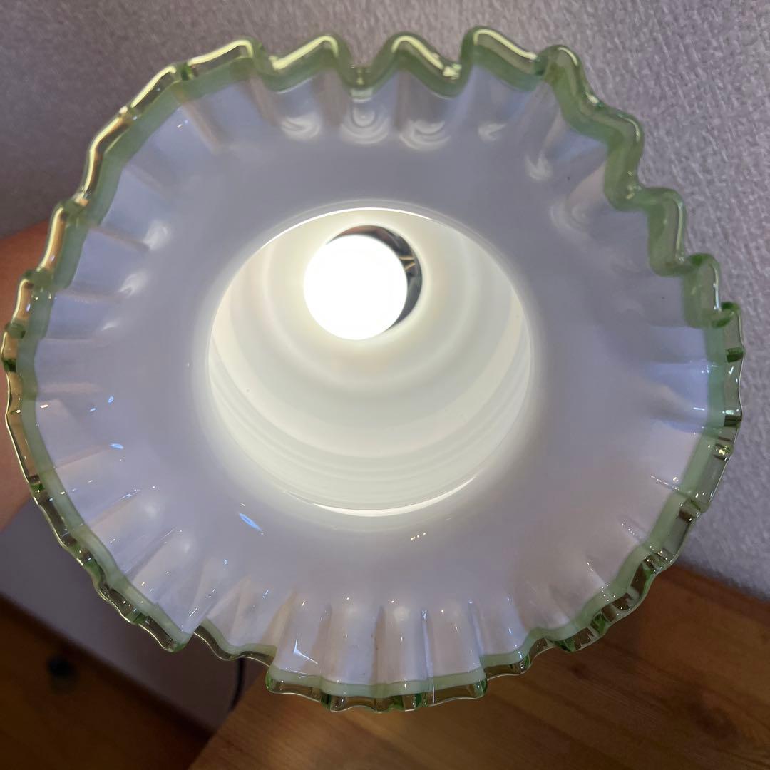 ヴィンテージ　フリルエッジ ホワイトガラス ペンダントライト