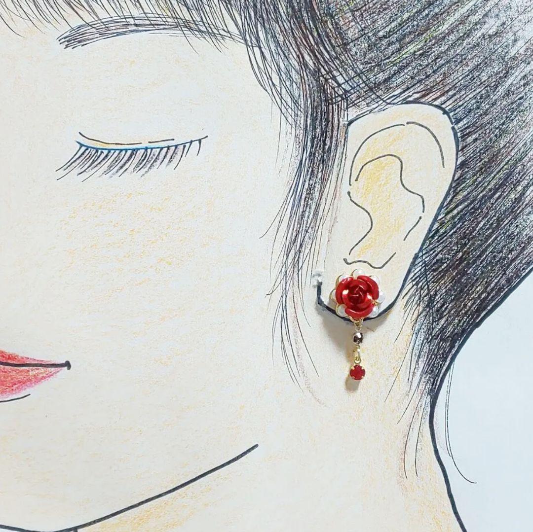 【636】アルミ薔薇とラインストーンのピアス／イヤリング