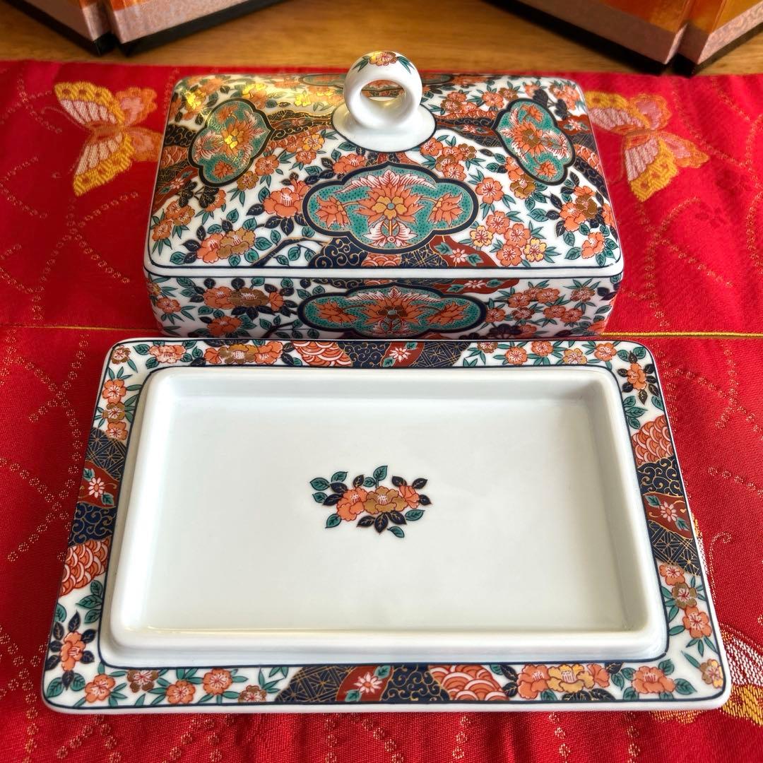 【未使用品】有田焼　彌右衛門窯　金彩古伊万里　染錦牡丹柄　バターケース