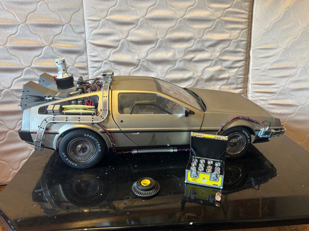 デロリアン ミニカー 1/18 LEDライト付き ディアゴスティーニ完成品