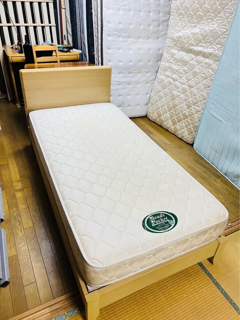 シングルベッドフレームとマットレス付き