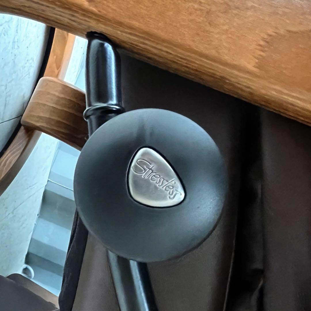 取付無料！エコーネス ストレスレス レノ 本革テーブル付きチェア・オットマン✨