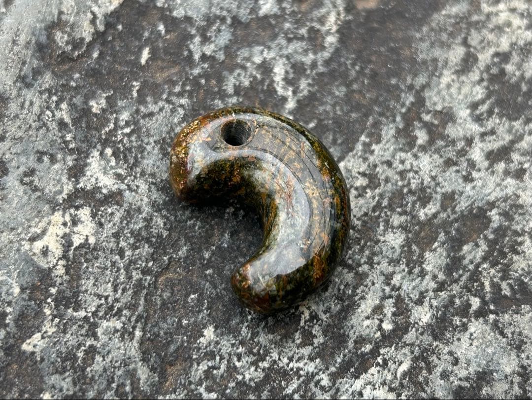 玉鹿石　勾玉　錦石