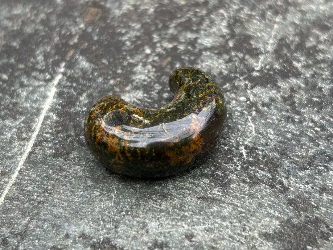 玉鹿石　勾玉　錦石