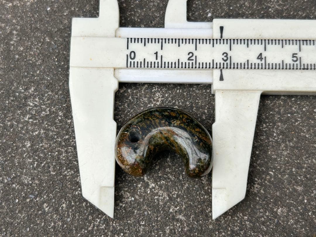 玉鹿石　勾玉　錦石