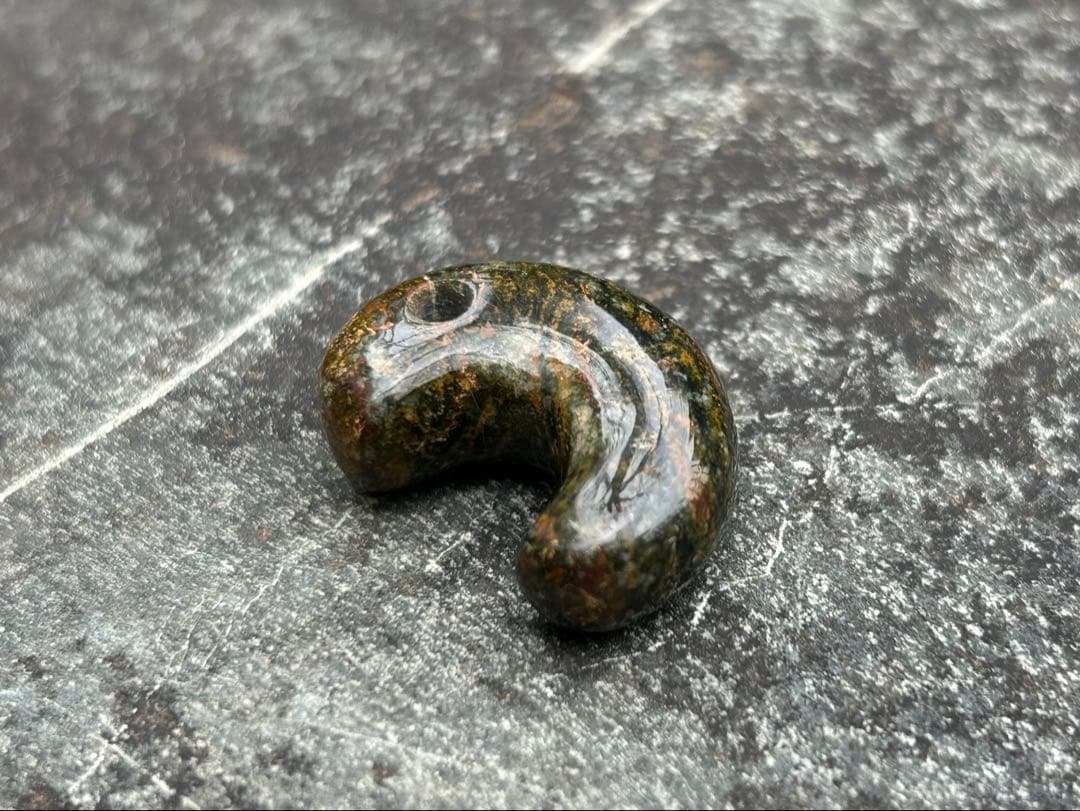 玉鹿石　勾玉　錦石