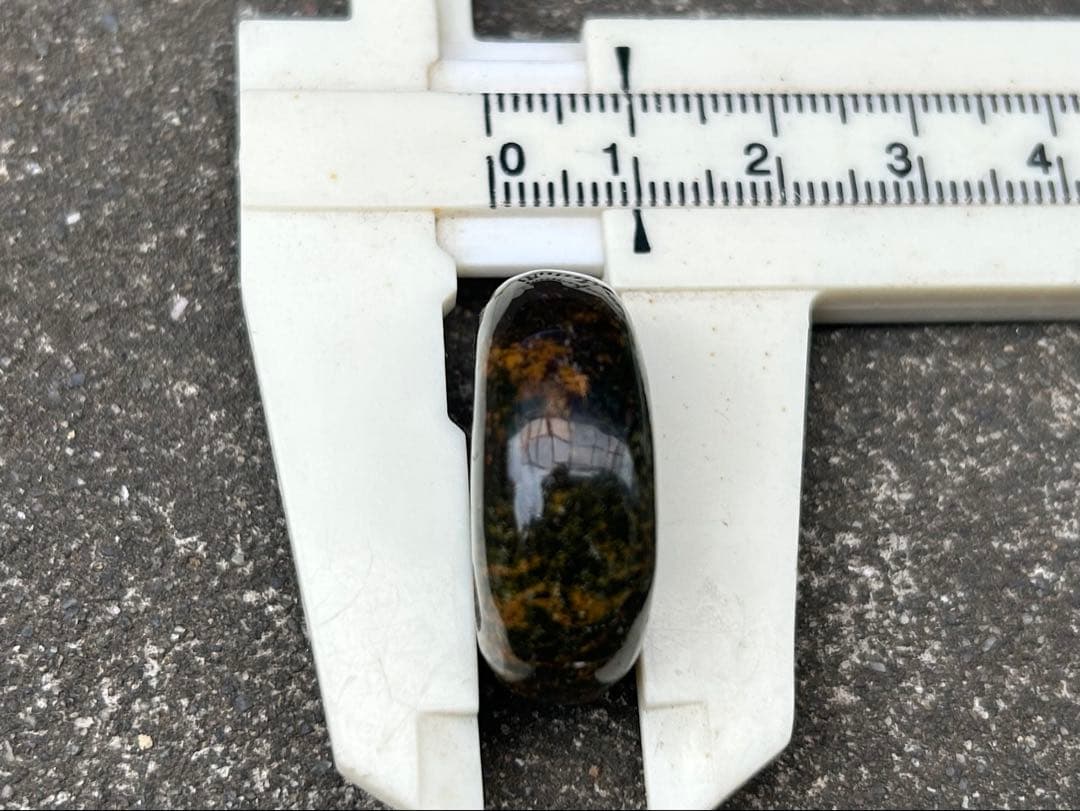 玉鹿石　勾玉　錦石