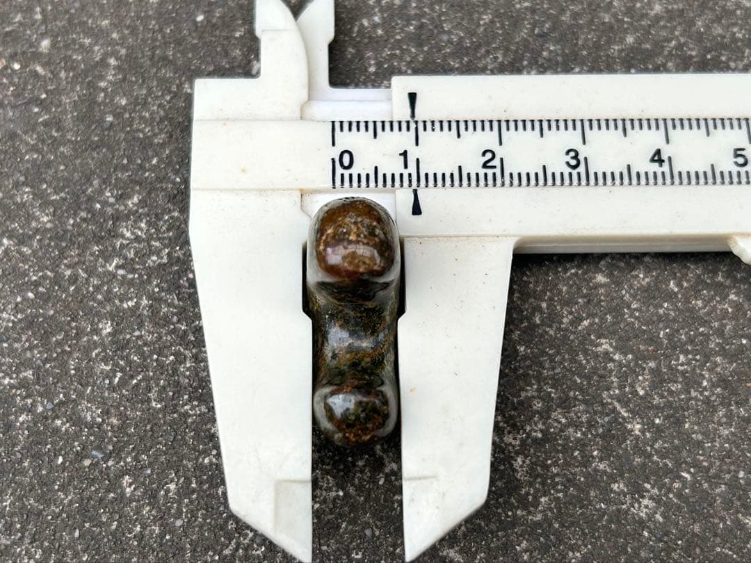 玉鹿石　勾玉　錦石