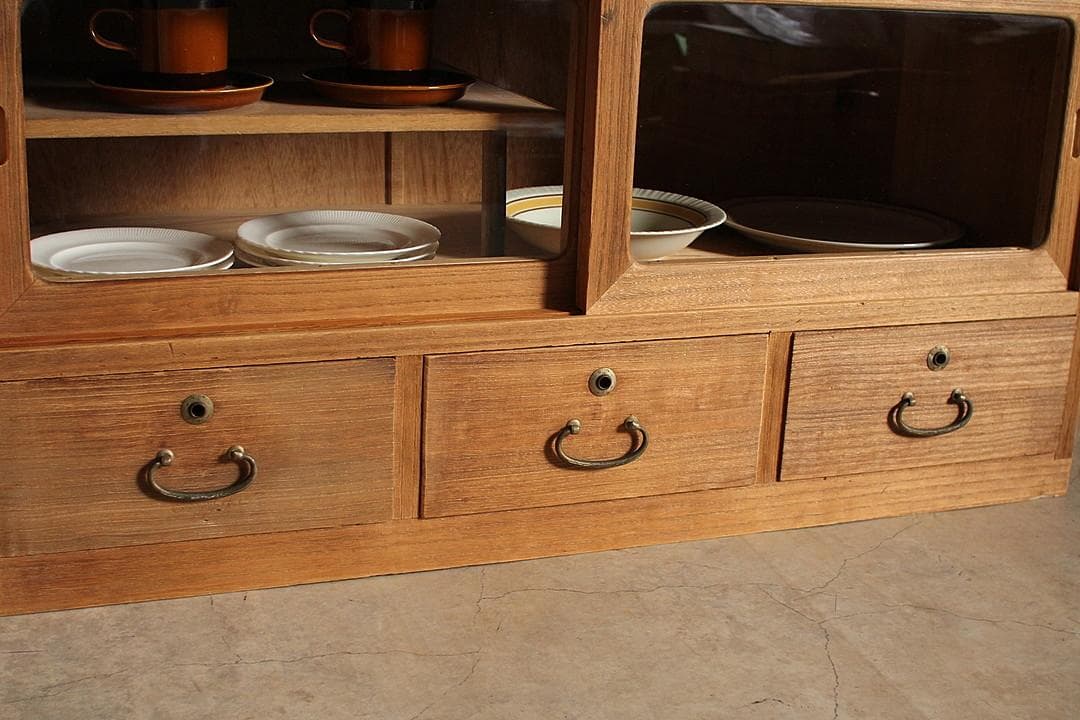 味のある古いガラス戸棚×木製小引き出し3杯　食器棚　収納　古家具　古民家