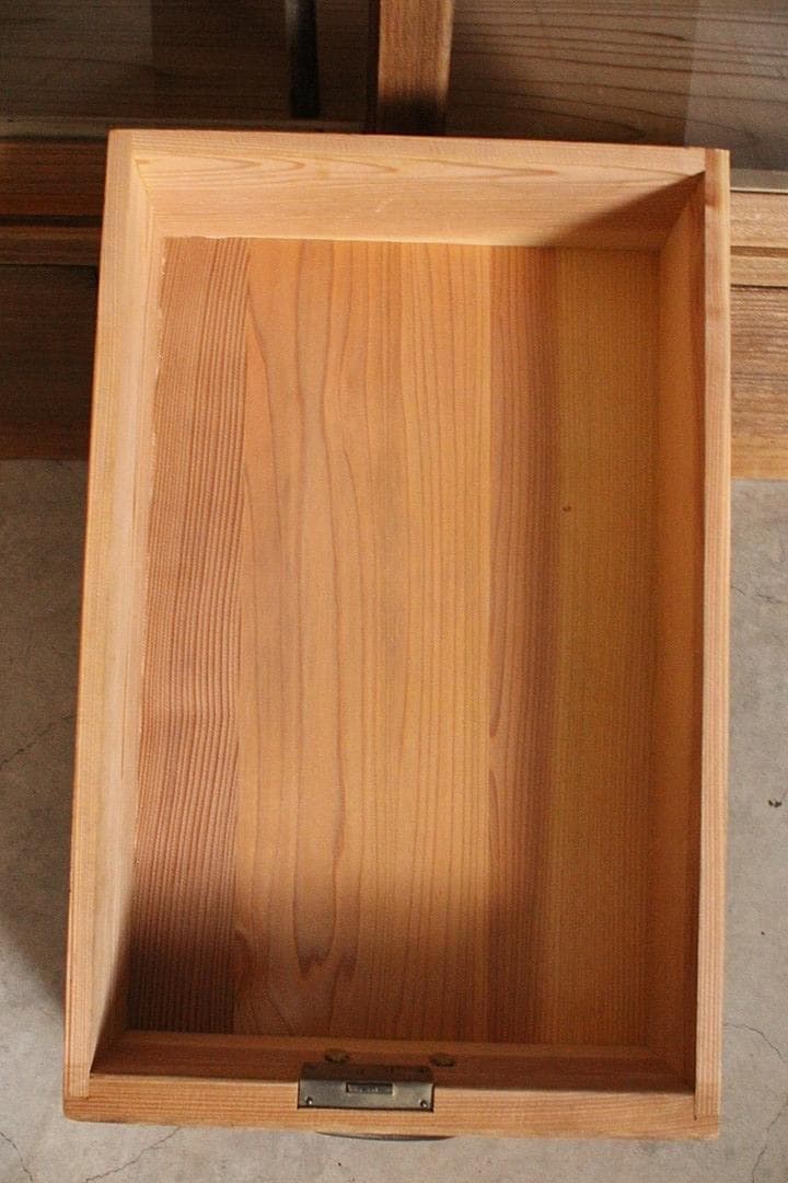 味のある古いガラス戸棚×木製小引き出し3杯　食器棚　収納　古家具　古民家