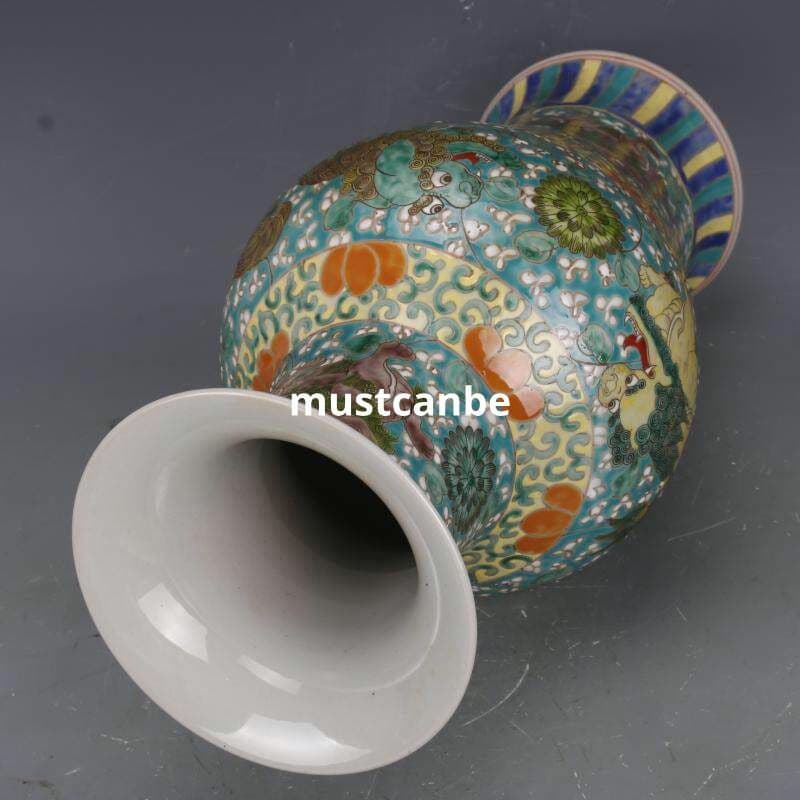 清康熙緑地着花獅子紋魚尾瓶 景徳鎮 陶磁器 装飾品 現代工芸品 美術品