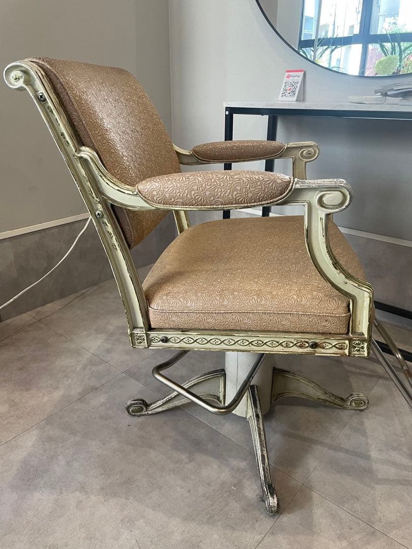 引き取り希望タカラベルモンテ椅子　アンティーク　猫脚　カット椅子サロンチェア