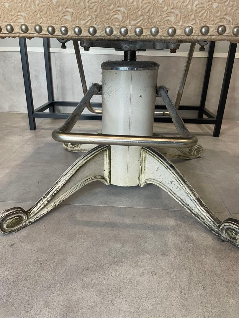 引き取り希望タカラベルモンテ椅子　アンティーク　猫脚　カット椅子サロンチェア