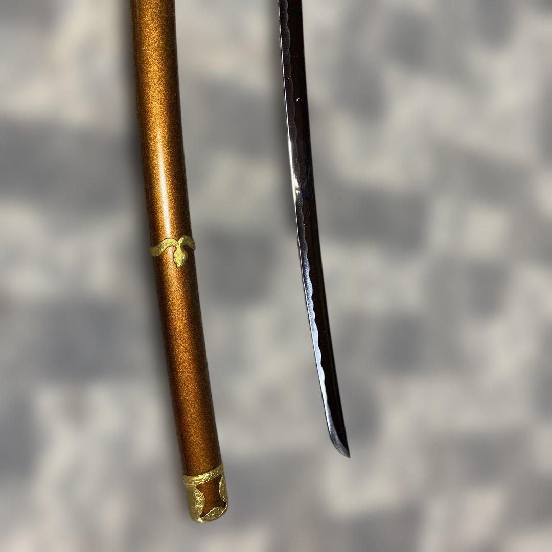 模造刀 太刀 金茶柄 太刀型金鍔 金口金尻梨地呂鞘 - メルカリ