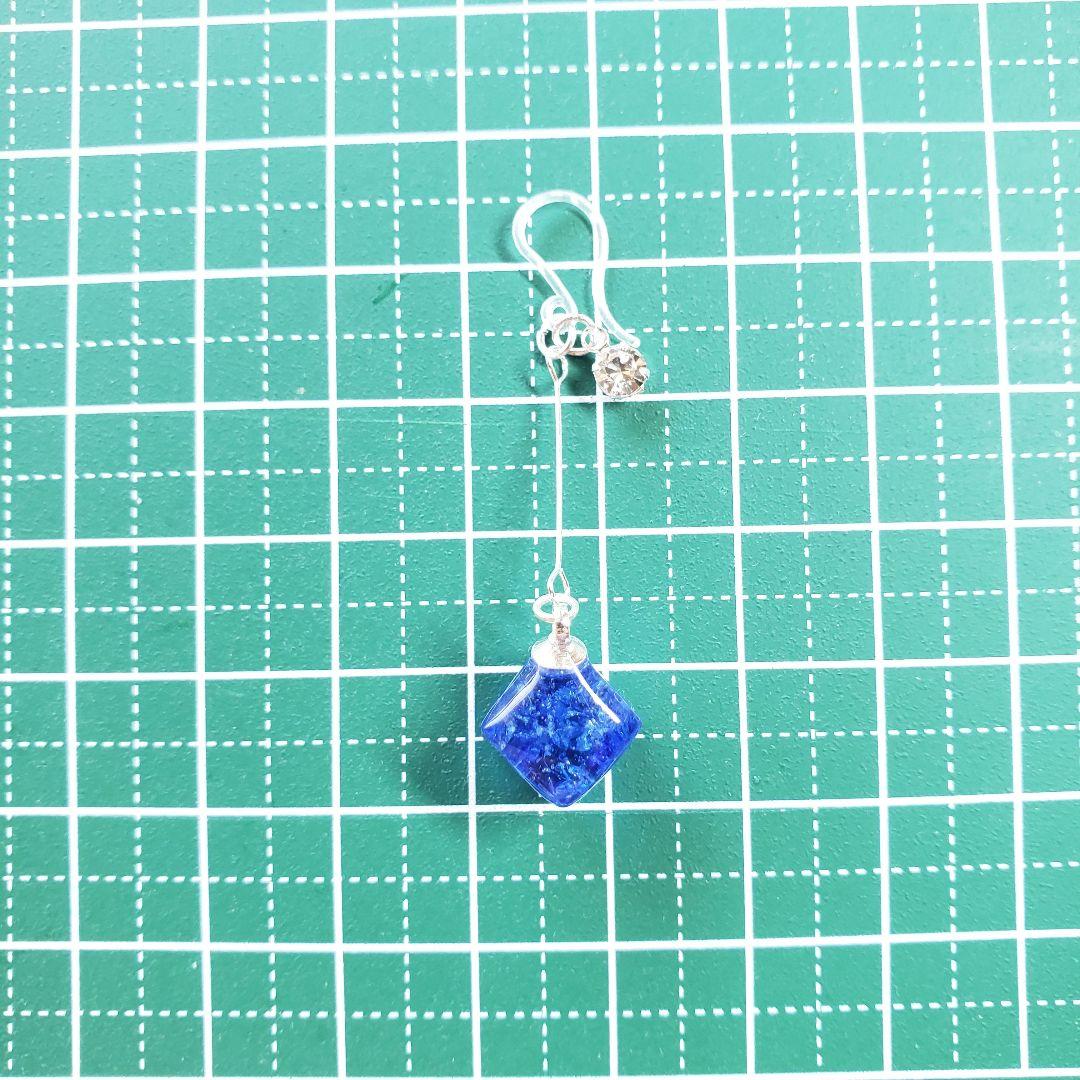 No.1601-A　琉球ガラス☆キューブ型☆ピアス・イヤリング(ネイビーブルー)