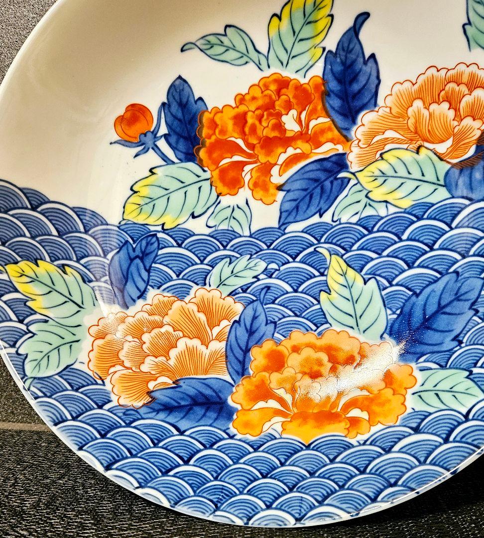 鍋島焼 色鍋島 弘山 作 青海波に牡丹の図 径 約25.0cm 櫛高台 皿 鉢