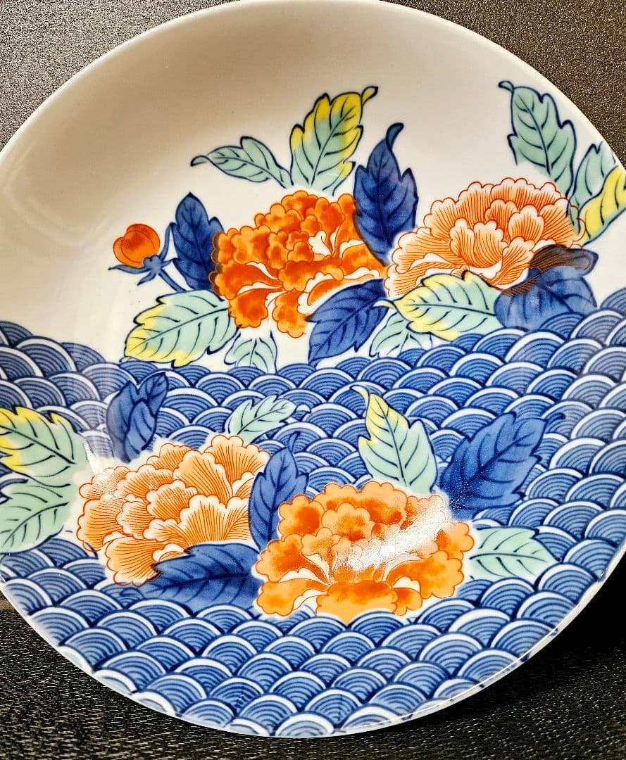 鍋島焼 色鍋島 弘山 作 青海波に牡丹の図 径 約25.0cm 櫛高台 皿 鉢