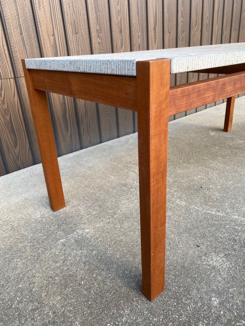 北の住まい設計社　センターテーブル　コンクリート　石材　ローテーブル