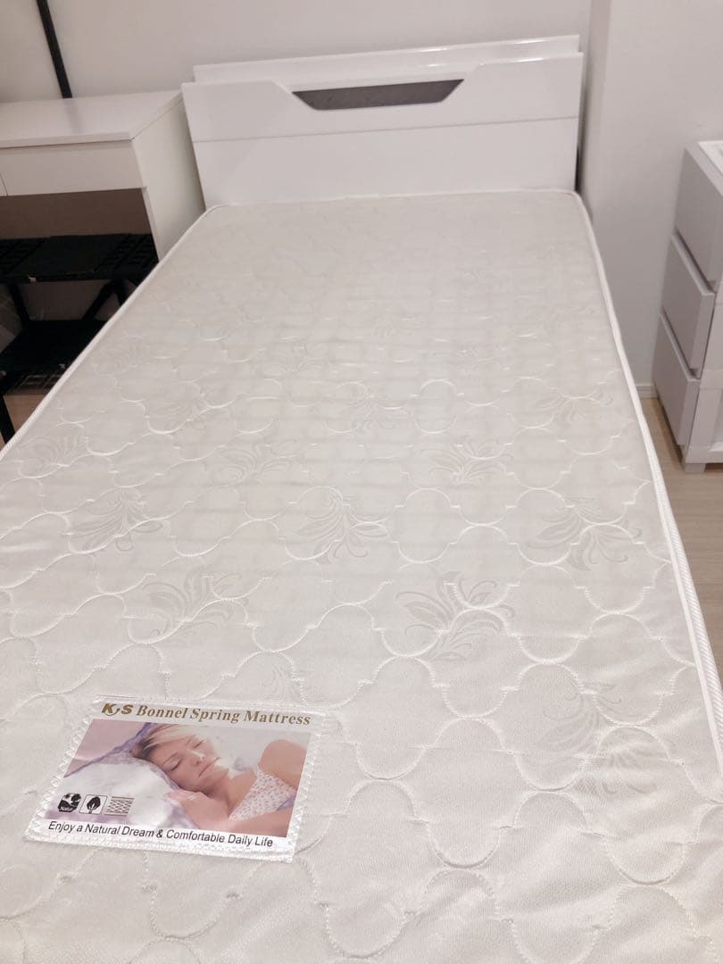 ホワイトベッド 引出5箇所LEDライト付き　店じまいセールで半額11万円で購入