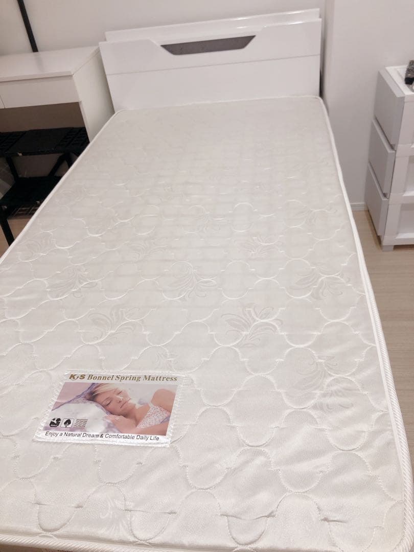 ホワイトベッド 引出5箇所LEDライト付き　店じまいセールで半額11万円で購入