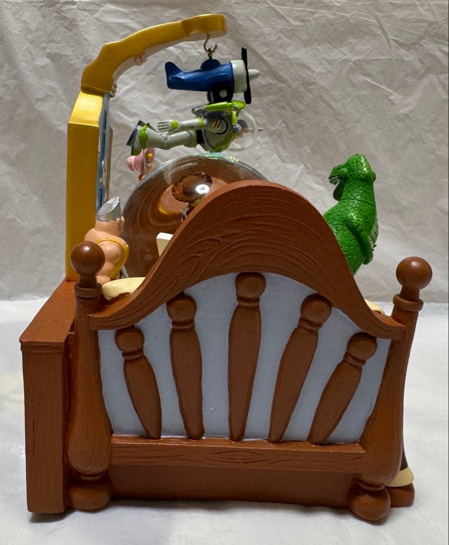 トイストーリー ベッド型 オルゴール付きスノーグローブ