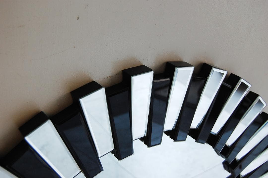 シンプル　モダン　壁掛けミラー　ブラック　サン　80ｃｍ　かっこいい　ミラー家具