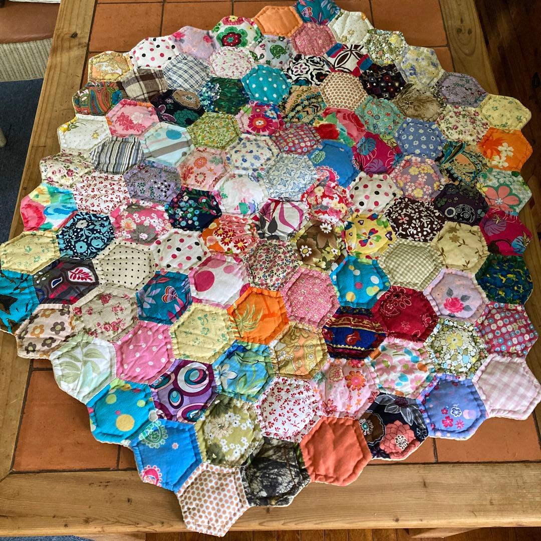 ①ハンドメイド 六角形パッチワーク マルチカラー - メルカリ