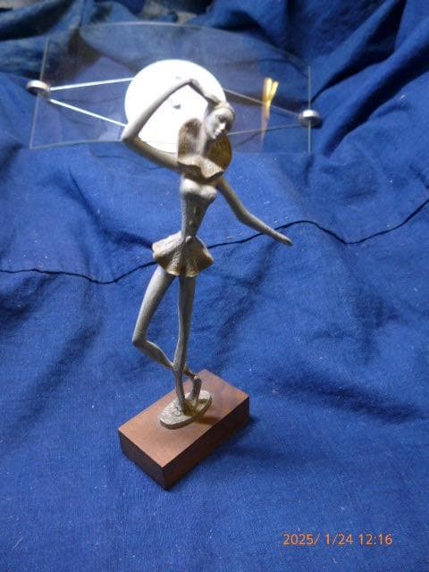 イタリア PELTROのピュター製バレリーナ像です。 木製ベース