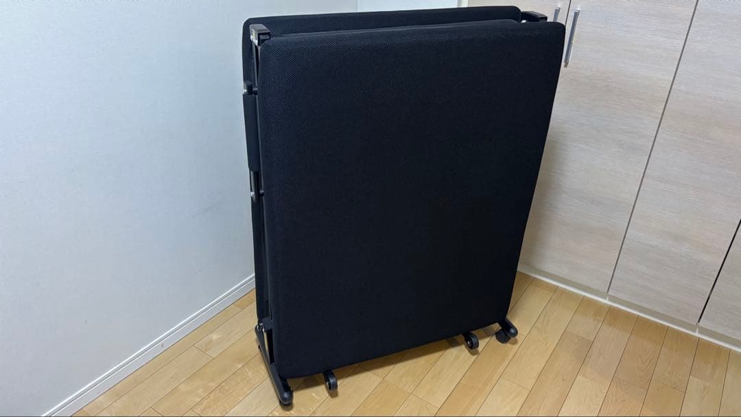 黒の折りたたみベッド