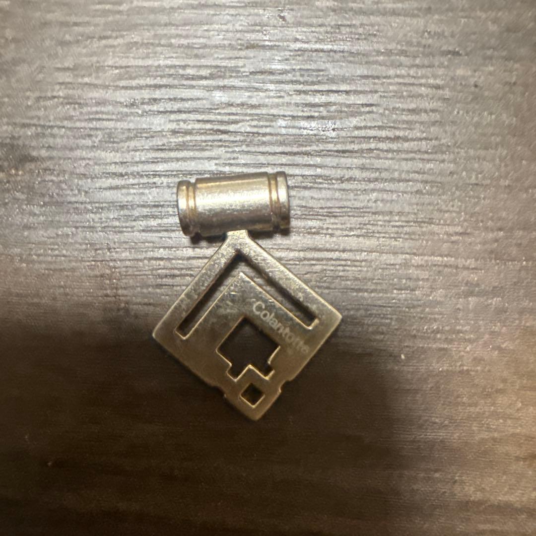 カジュアルネックレス 赤い装飾付き