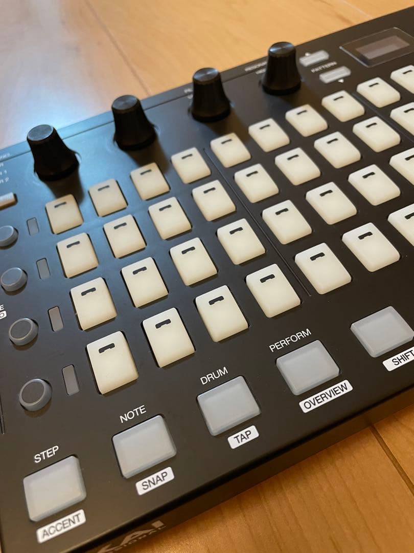 AKAI FIRE 2 MIDIコントローラー