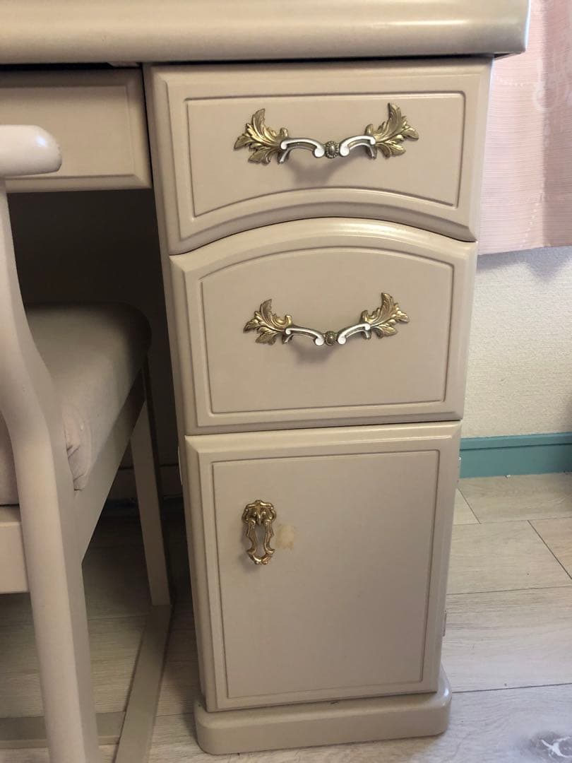 ベージュドレッサー・ミラー、椅子付き