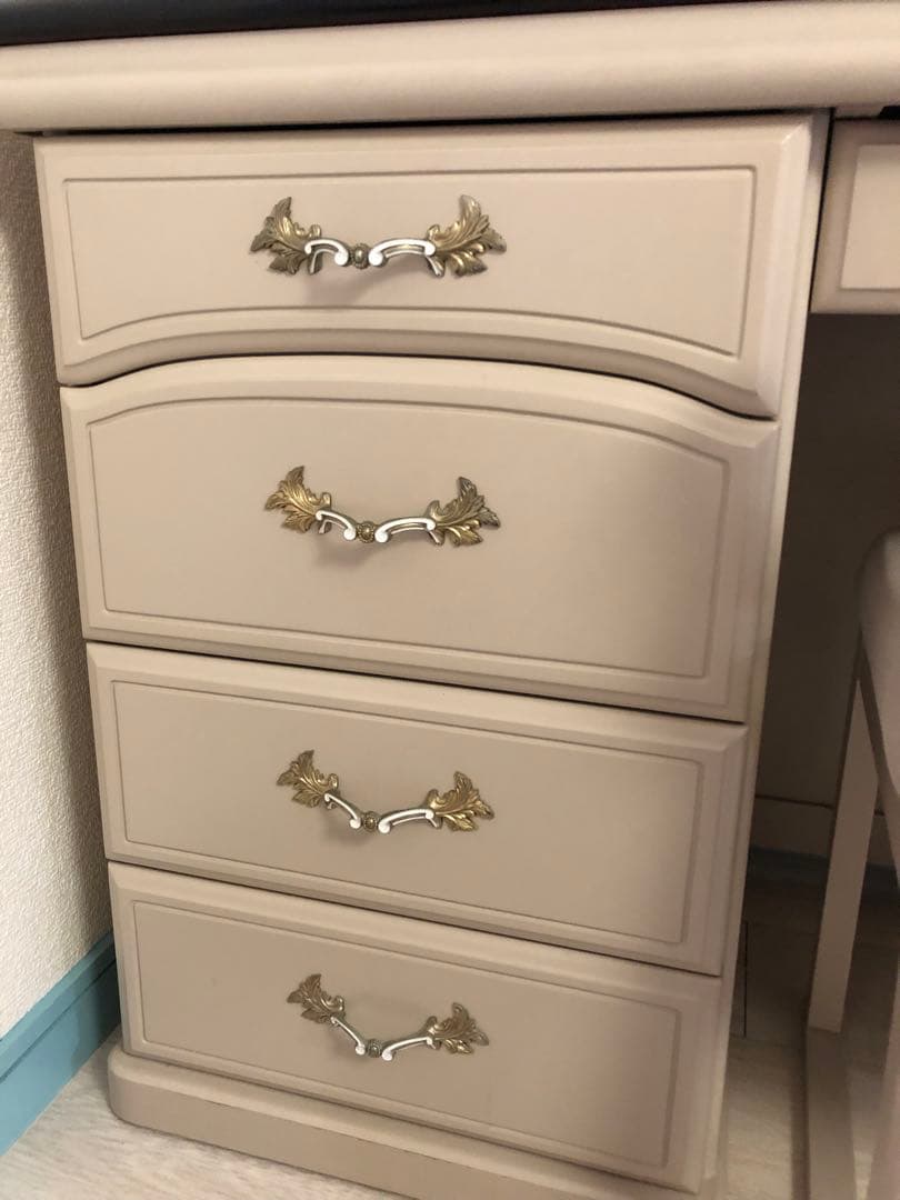 ベージュドレッサー・ミラー、椅子付き