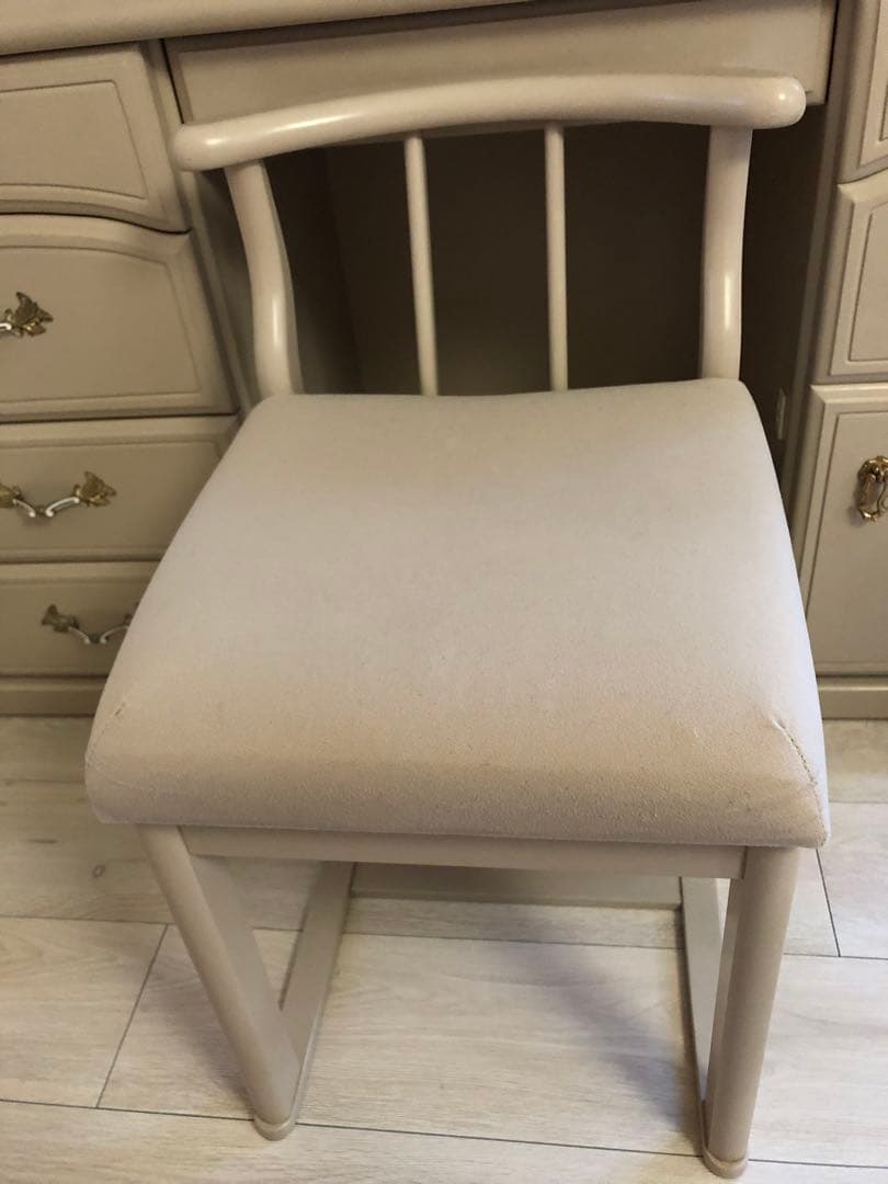 ベージュドレッサー・ミラー、椅子付き